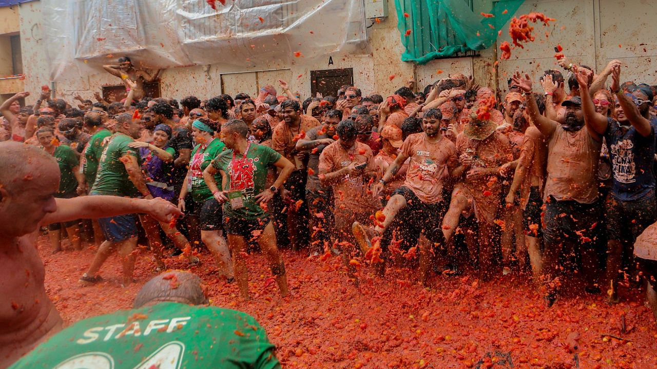 Les fêtards se jettent des tomates les uns aux autres lors de la fête annuelle 