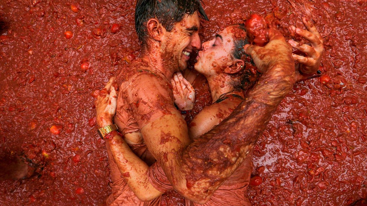 Un couple partage un moment « coquin » allongé dans des tomates à "Tomatine" festival 