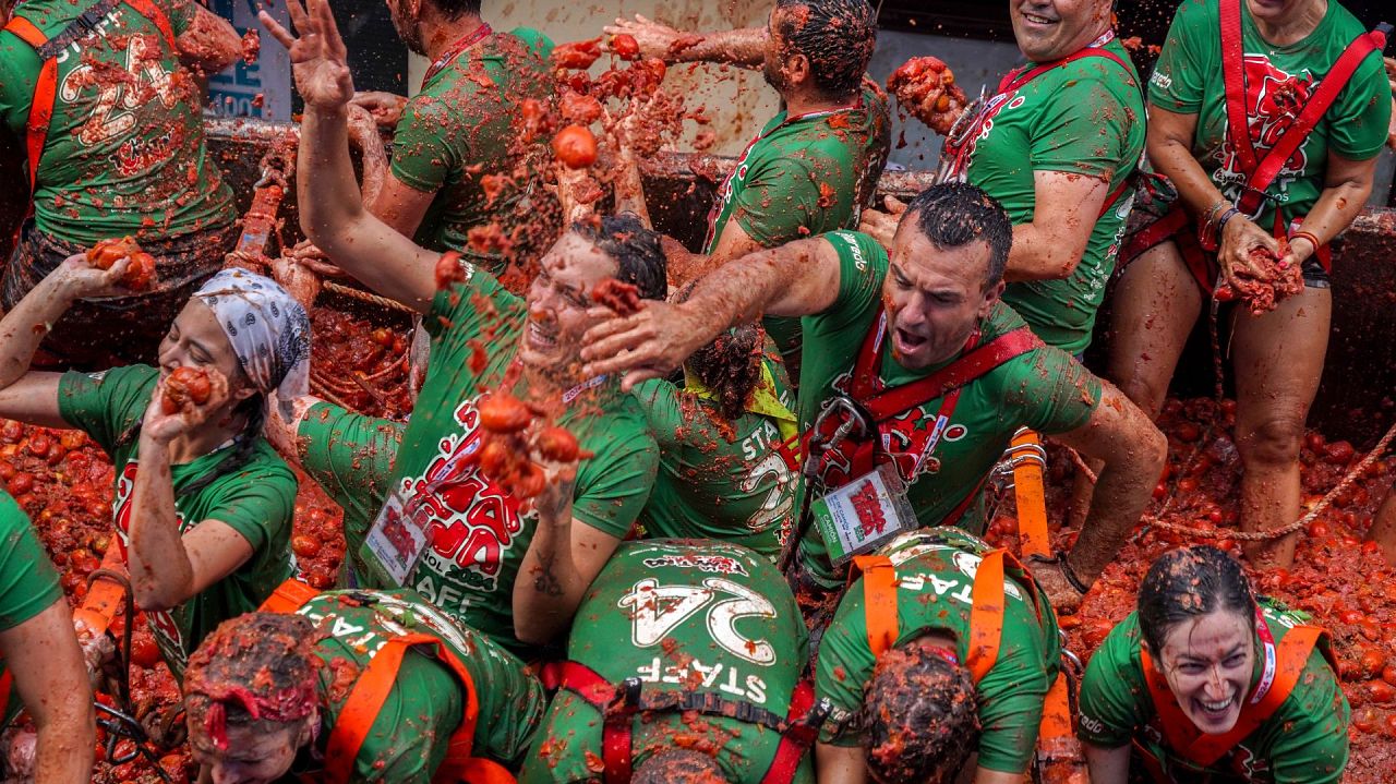 Les fêtards se jettent des tomates les uns aux autres lors de la fête annuelle 