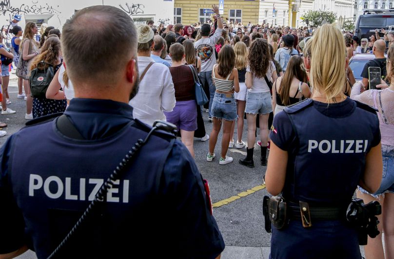 Des policiers se tiennent près d'un rassemblement de Swifties à Vienne.