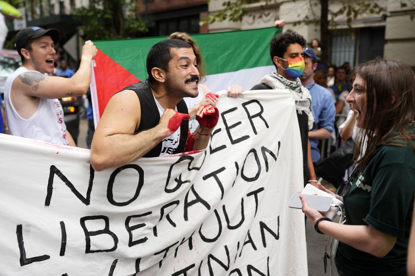 Un manifestant pro-palestinien se dispute avec le personnel du défilé alors qu'il bloque le parcours du défilé lors de la marche des fiertés de New York, en juin 2024