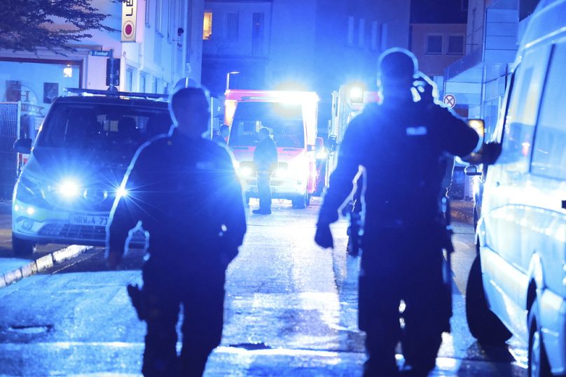 Des policiers et des ambulances près du lieu où des personnes ont été tuées et blessées lors d'une attaque lors d'un festival à Solingen, dans l'ouest de l'Allemagne.