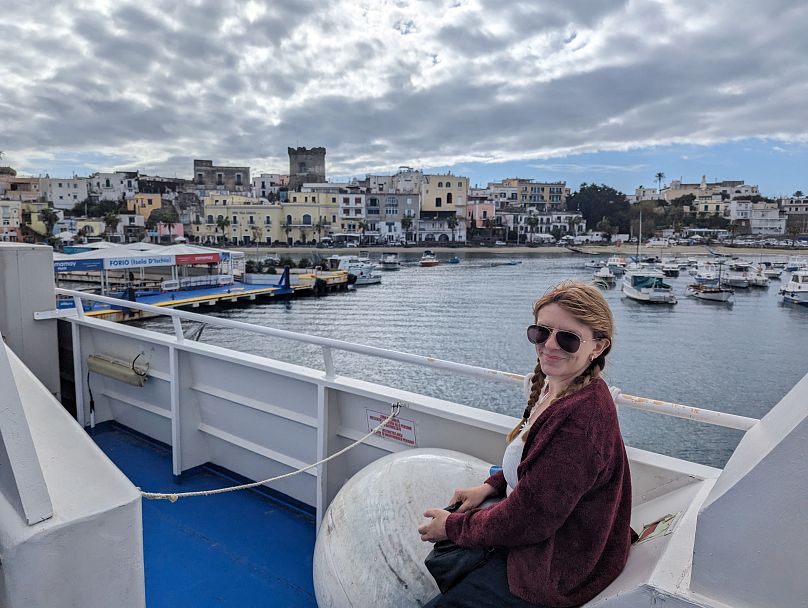 Eleanor lors d'un autre voyage sans vol, prenant le ferry de Naples à Ischia. 