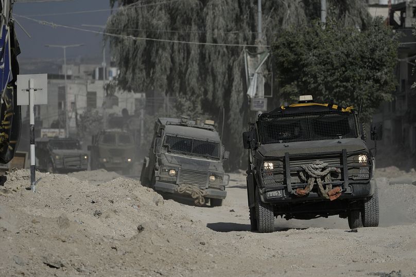 Des véhicules blindés israéliens circulent dans une rue du camp de réfugiés de Nur Shams, en Cisjordanie, à Tulkarem.