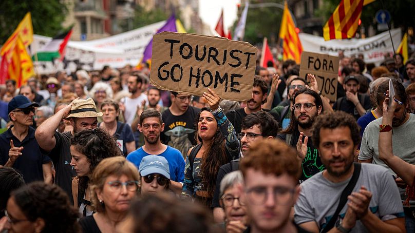 Des manifestants manifestent contre le surtourisme à Barcelone, en Espagne, le 19 juin 2024. 