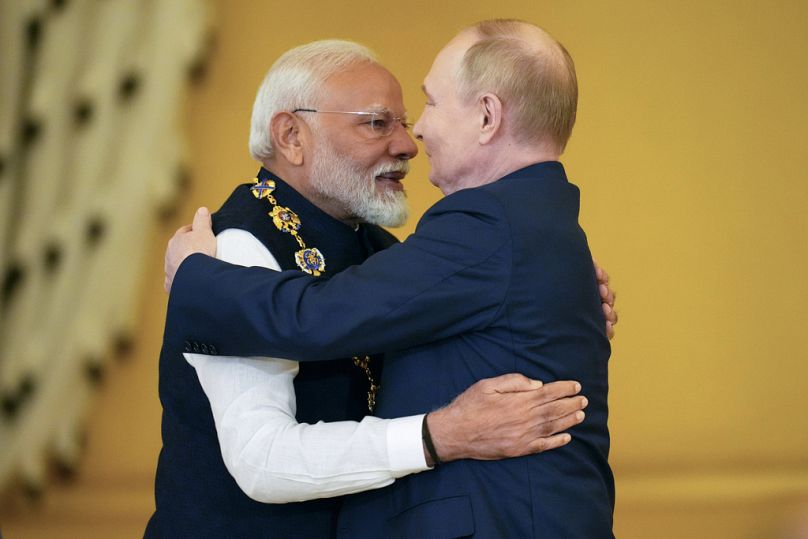 Le président russe Vladimir Poutine, à droite, remet au Premier ministre indien Narendra Modi l'Ordre de Saint-André l'Apôtre le Premier Appelé au Kremlin, le 9 juillet 2024