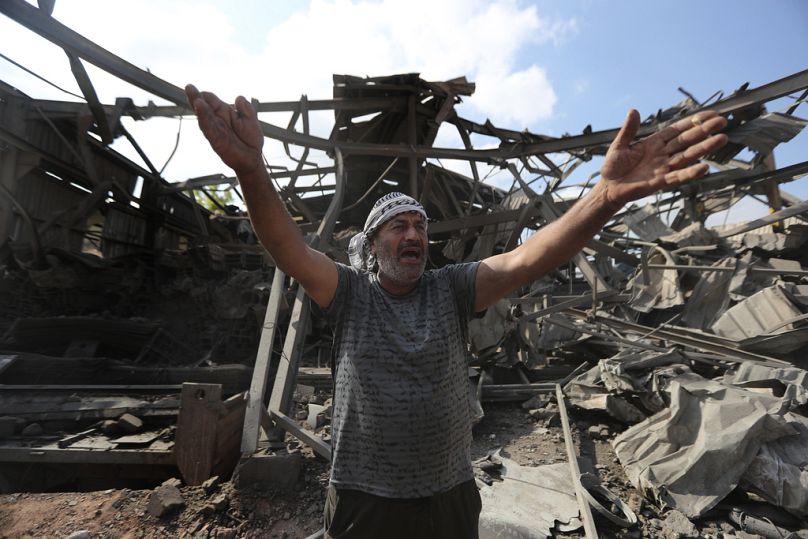 Un homme réagit dans une zone industrielle détruite par une frappe aérienne israélienne, à Wadi al-Kfour, province de Nabatieh, au sud du Liban, le samedi 17 août 2024.