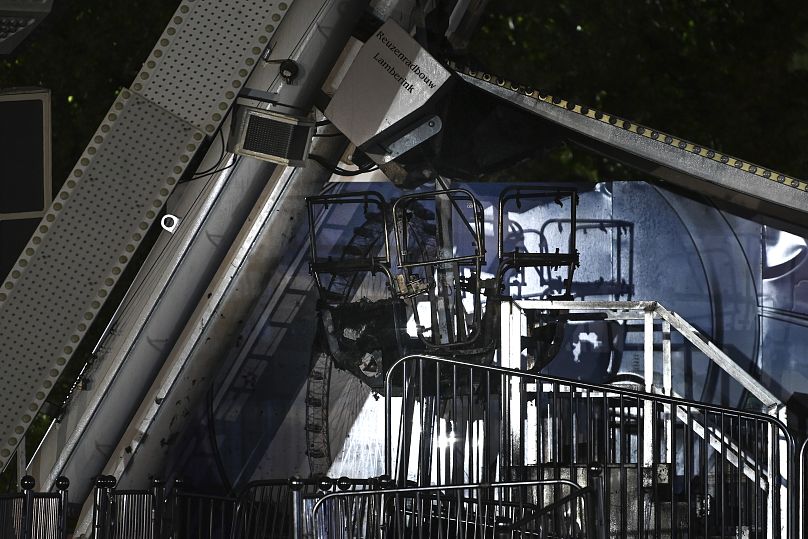 Une nacelle incendiée de la grande roue après un incendie sur la grande roue du festival Highfield près de Leipzig, le 18 août 2024