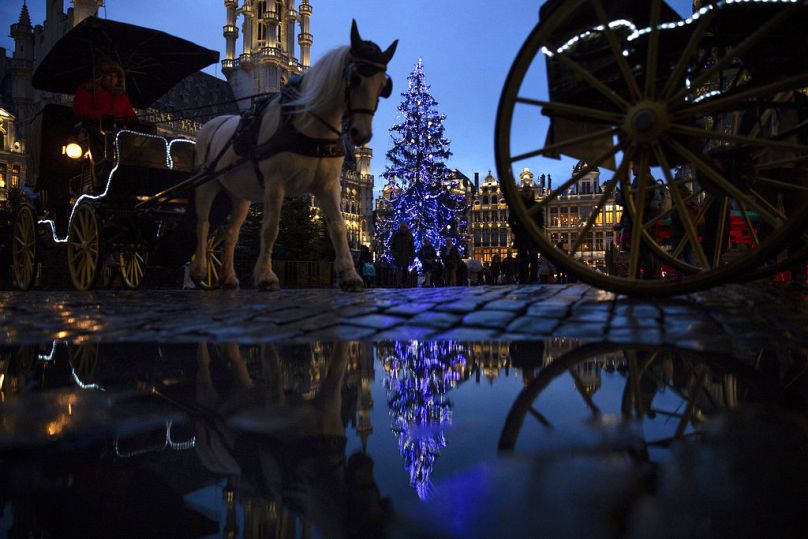 DOSSIER - Des calèches passent devant un arbre de Noël sur la Grand-Place du centre-ville de Bruxelles, le jeudi 20 décembre 2018.