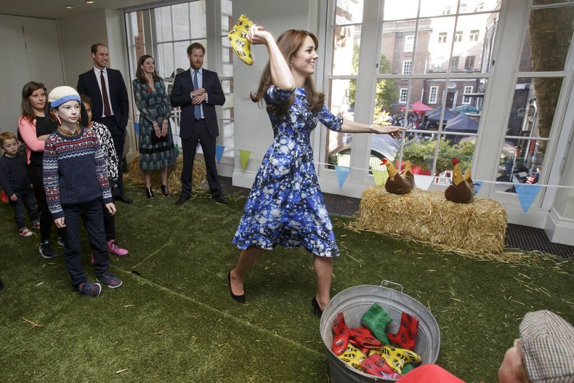 Kate, duchesse de Cambridge, participe à une séance de ramassage de bottes en caoutchouc.