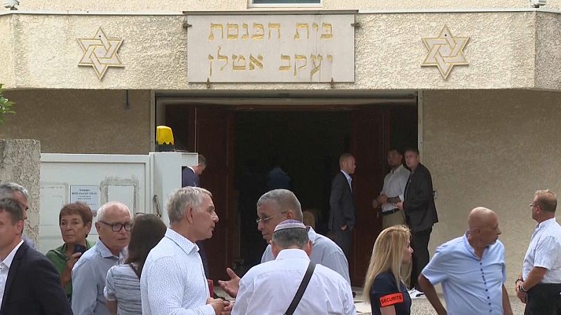 Des gens devant la synagogue Beth Yaacov à La Grande Motte, le 24 août 2024