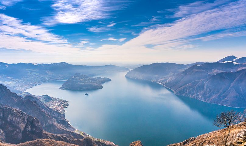 Au milieu du plan d'eau se trouve Monte Isola, une île qui s'élève abruptement, ses pentes étant épaisses de végétation. 