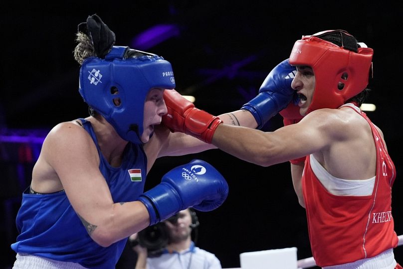 L'Algérienne Imane Khelif, à droite, affronte la Hongroise Anna Hamori lors de leur match de boxe en quart de finale chez les 66 kg féminins 