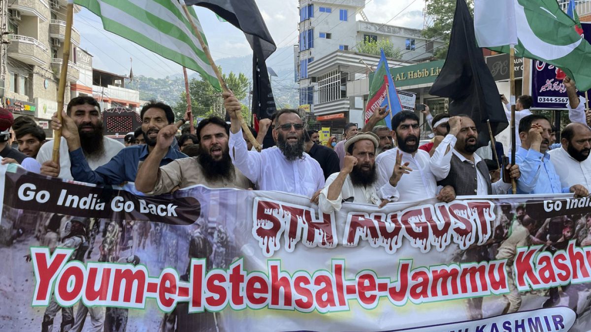 Des centaines de personnes manifestent au Cachemire à l'occasion du 5e anniversaire de la prise de contrôle de l'Inde