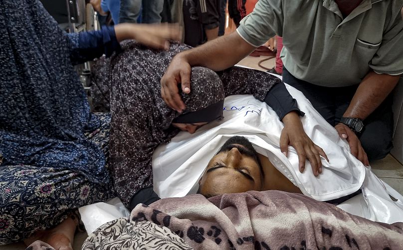 Des Palestiniens pleurent un proche tué dans le bombardement israélien de la bande de Gaza, dans un hôpital de Khan Younis, le samedi 24 août 2024.