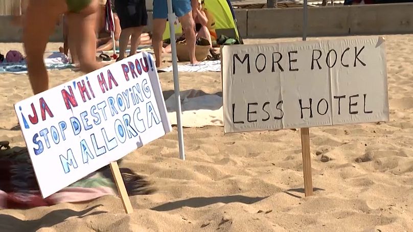 Panneaux de protestation sur la plage Baleario 6.