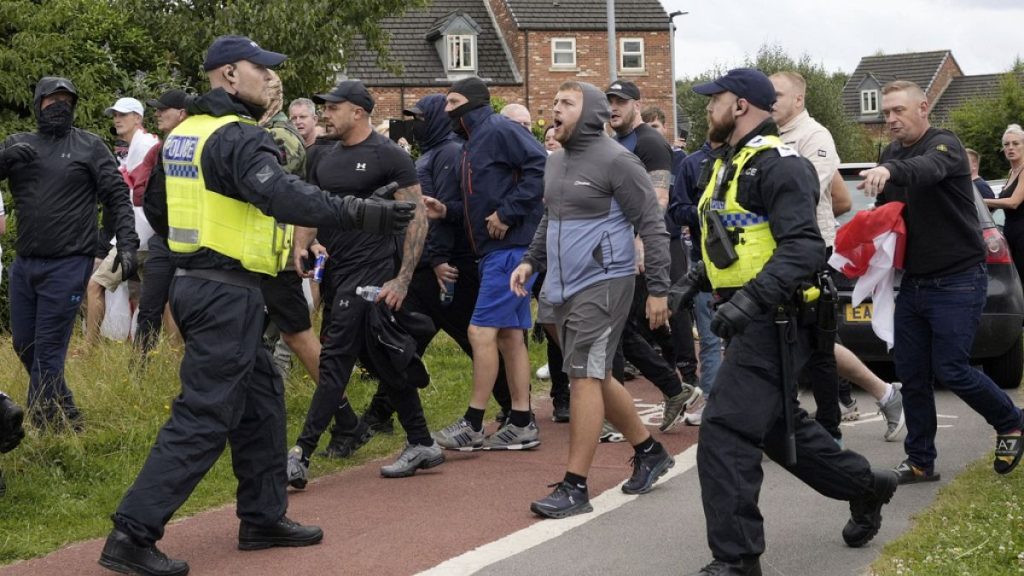 Des manifestants attaquent un hôtel hébergeant des demandeurs d'asile au Royaume-Uni