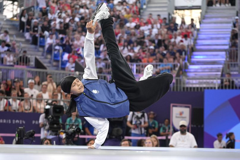 La Lituanienne Dominika Banevic, connue sous le nom de B-Girl Nicka, participe aux quarts de finale des B-Girls lors de la compétition de breaking au parc urbain de La Concorde aux Jeux olympiques d'été de 2024