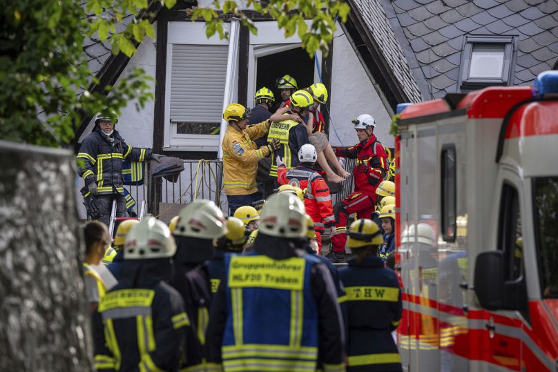 Une personne est secourue de l'hôtel partiellement effondré de Kroev, en Allemagne, le mercredi 7 août 2024. 