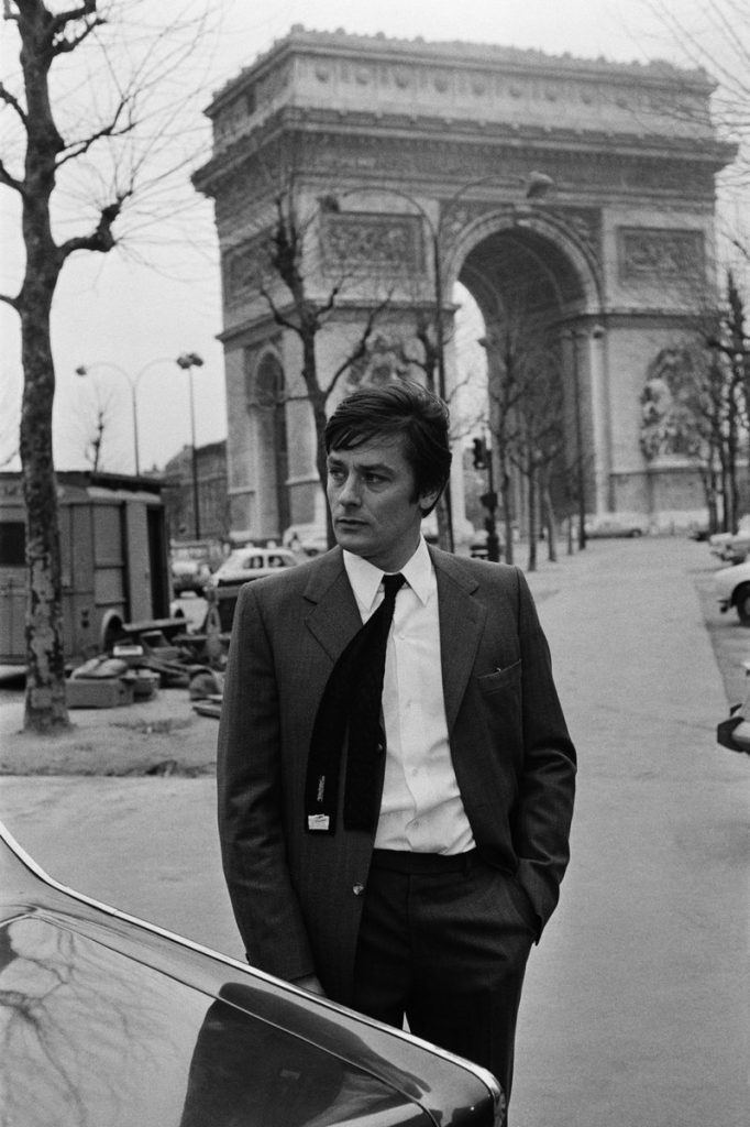 Monsieur Klein ou Rocco, le Guépard ou le Samouraï, Alain Delon a incarné des rôles légendaires, et fait rêver le monde. Prêtant son visage inoubliable pour bouleverser nos vies. Mélancolique, populaire, secret, il était plus qu’une star : un monument français.