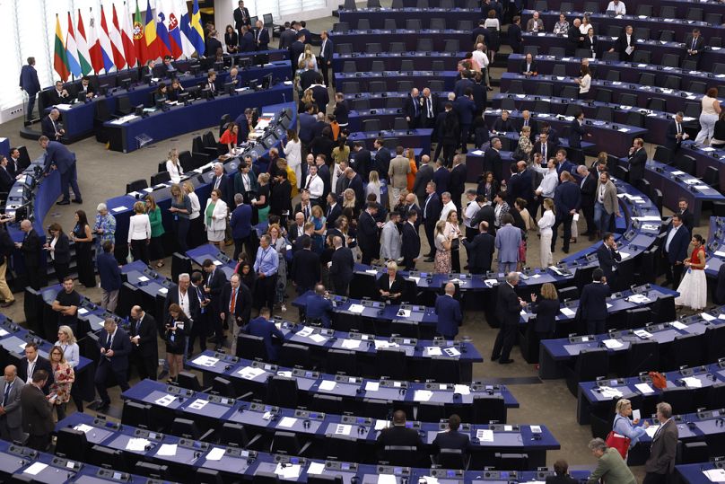 Les députés européens entrent dans la salle plénière alors qu'ils se préparent à voter au Parlement européen à Strasbourg, le 18 juillet 2024