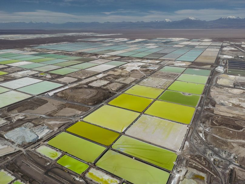 Des bassins de saumure se transforment en lithium à la mine SQM dans le désert de San Pedro de Atacama, avril 2023