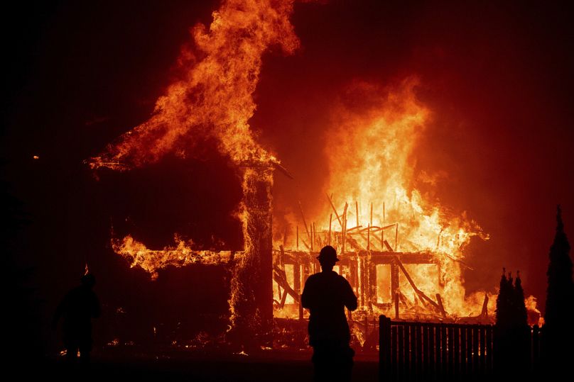 Une maison brûle alors que le terrible incendie de Camp Fire fait rage à Paradise, en Californie, en novembre 2018