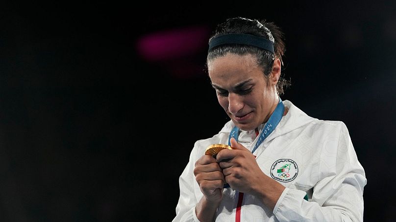 Imane Khelif assiste à la cérémonie de remise des médailles pour la finale de boxe féminine des 66 kg aux Jeux olympiques d'été de 2024