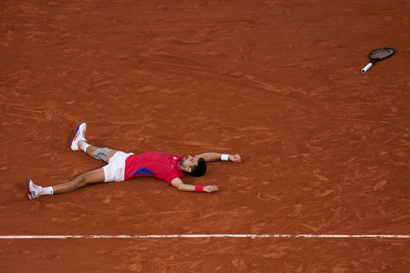 Le Serbe Novak Djokovic célèbre sa victoire face à l'Italien Lorenzo Musetti lors de leur match de tennis en demi-finale du simple messieurs