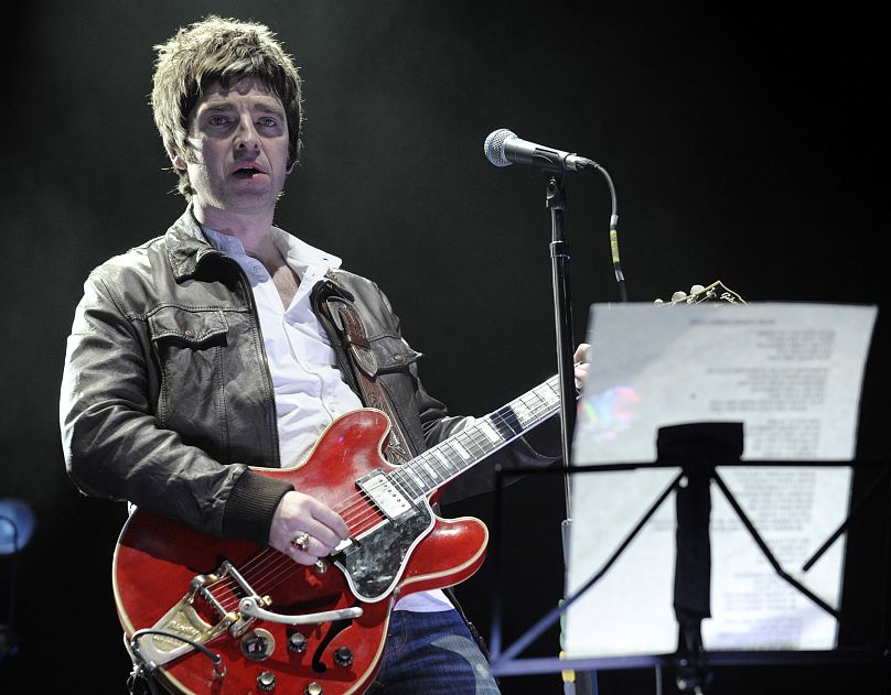 Noel Gallagher d'Oasis se produit lors du concert du groupe britannique au Staples Center de Los Angeles, en 2008