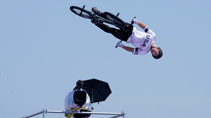 Marcus Christopher, des États-Unis, réalise une figure lors de la finale masculine de cyclisme BMX freestyle park aux Jeux olympiques d'été de 2024