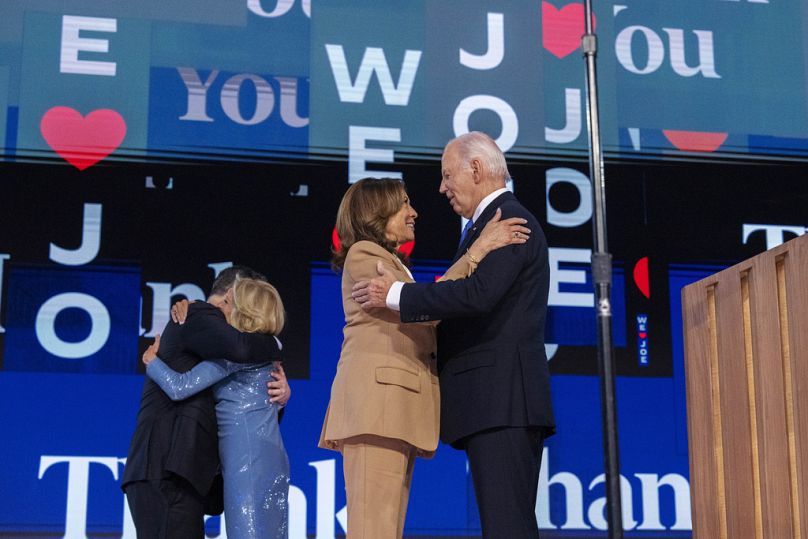 Kamala Harris et Joe Biden s'embrassent sur scène à la Convention nationale démocrate.