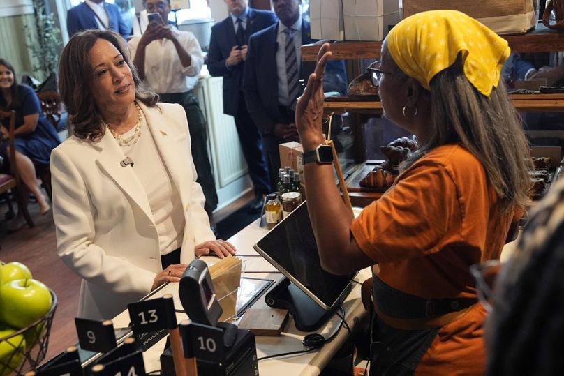 La vice-présidente Kamala Harris, candidate démocrate à la présidence, écoute lors d'un arrêt au marché de Dottie à Savannah, en Géorgie, le jeudi 29 août 2024