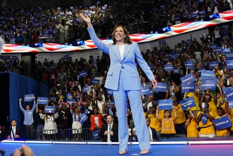 La vice-présidente Kamala Harris salue lors d'un rassemblement de campagne, le 30 juillet 2024, à Atlanta.