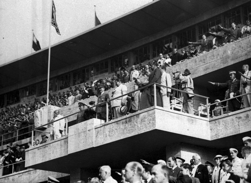 Sur cette photo d'archive du 2 août 1936, Adolf Hitler et le colonel général Hermann Goering sont sur la grande tribune du stade pour regarder les événements des Jeux olympiques de Berlin.