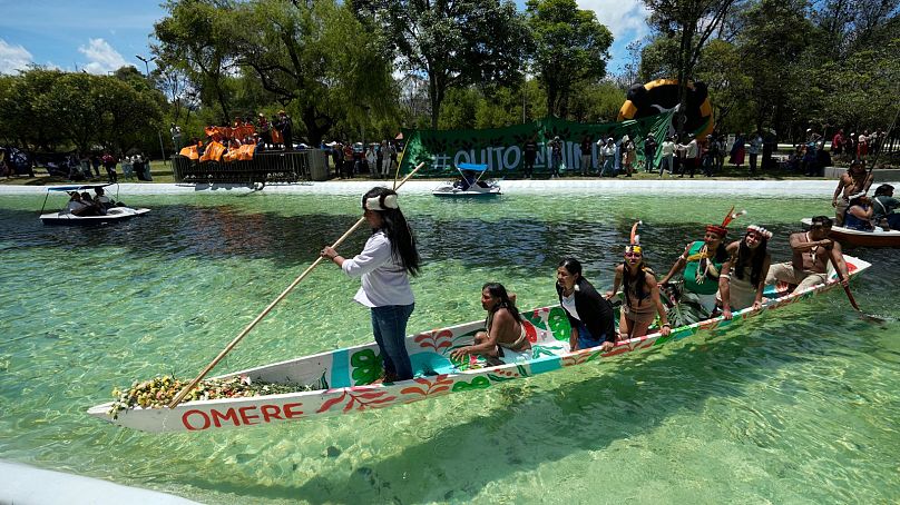 Des femmes autochtones Waorani participent à une manifestation à Quito le 20 août 2024, exigeant que les autorités se conforment à la décision d'arrêter le forage pétrolier.