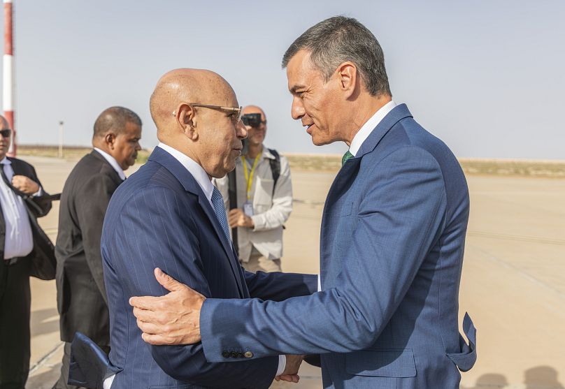 Le Premier ministre espagnol Pedro Sánchez est accueilli par le président mauritanien Mohamed Ould Ghazouani.