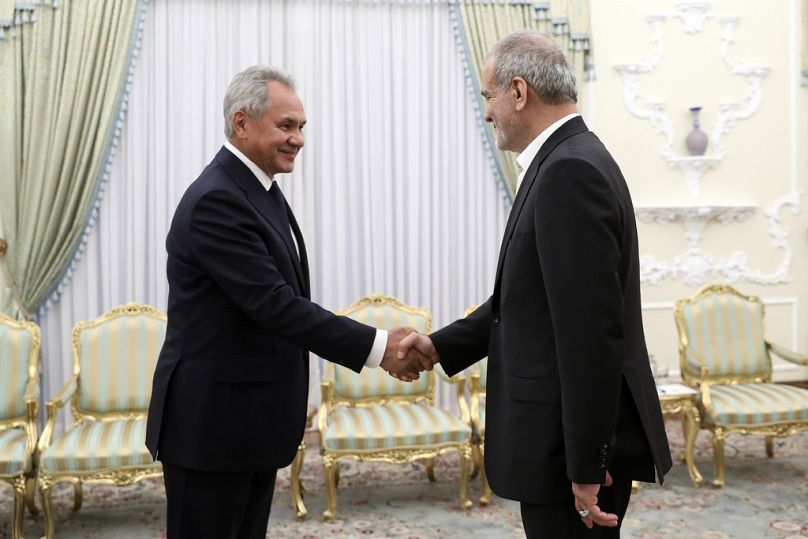 Le président Masoud Pezeshkian serre la main du secrétaire du Conseil de sécurité russe, Sergueï Choïgou, à Téhéran, en Iran, le lundi 5 août 2024.