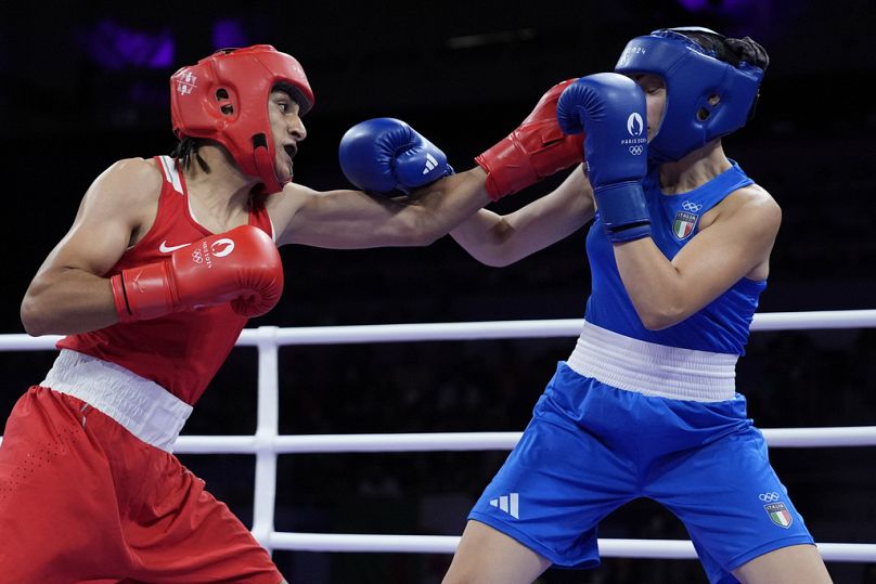 L'Algérienne Imane Khelif, à gauche, affronte l'Italienne Angela Carini lors de leur match préliminaire de boxe féminine des 66 kg aux Jeux olympiques d'été de 2024