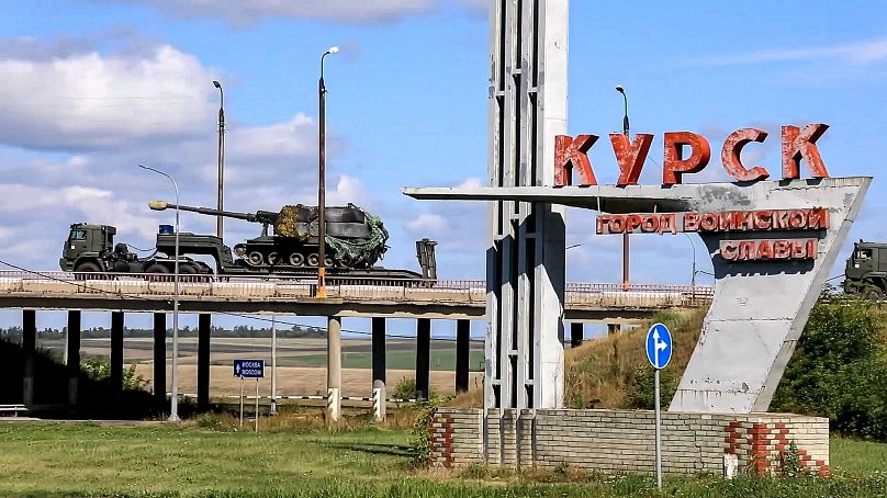 Une colonne militaire russe se déplace pour combattre les forces ukrainiennes dans le district de Soudjanski de la région de Koursk en Russie, le 9 août 2024