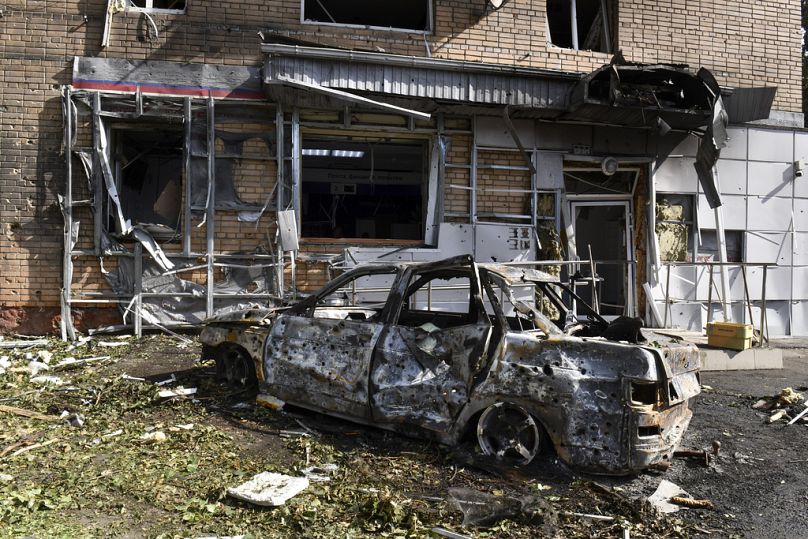 Une voiture brûlée est vue devant un immeuble d'appartements endommagé après un bombardement du côté ukrainien à Koursk, en Russie, le dimanche 11 août 2024.