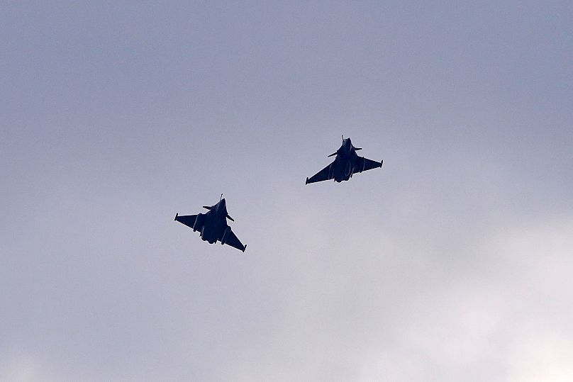 Deux avions de combat Rafale volent après une cérémonie de signature entre le président français Emmanuel Macron et le Premier ministre croate Andrej Plenković à Zagreb, le 25 novembre 2021