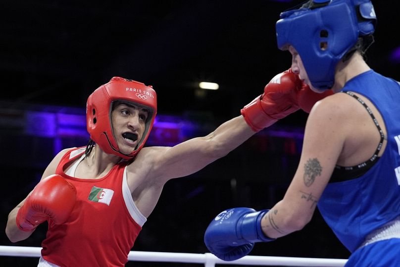 L'Algérienne Imane Khelif, à gauche, affronte la Hongroise Anna Hamori lors de leur match de boxe en quart de finale chez les 66 kg féminins aux Jeux olympiques d'été de 2024, le samedi 3 août 2024, à Paris.