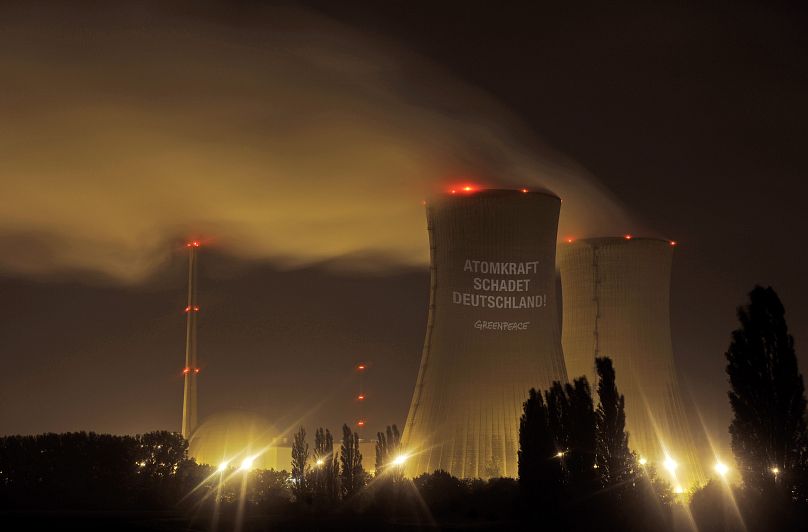 « L'énergie nucléaire nuit à l'Allemagne », tel est le message de Greenpeace projeté sur les systèmes de refroidissement de la centrale nucléaire de Grafenrheinfeld, le 28 septembre 2010