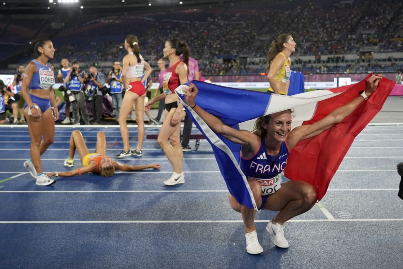 Alice Finot, de France, célèbre après avoir remporté la médaille d'or dans la finale du 3000 mètres steeple féminin aux Championnats d'Europe d'athlétisme à Rome, dimanche 9 juin.