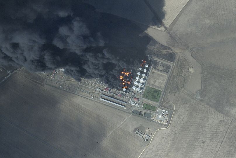 Cette photo satellite de Planet Labs PBC montre un incendie dans un dépôt pétrolier précédemment touché par une attaque de drone ukrainien près de Proletarsk, le 19 août 2024