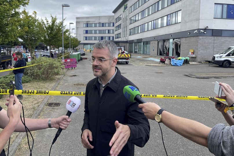 Oliver Coppard, maire du South Yorkshire, à l'extérieur d'un hôtel où des émeutiers anti-immigration ont brisé des vitres avant de déclencher des incendies dimanche, à Rotherham, en Angleterre, le 5 août 2024.