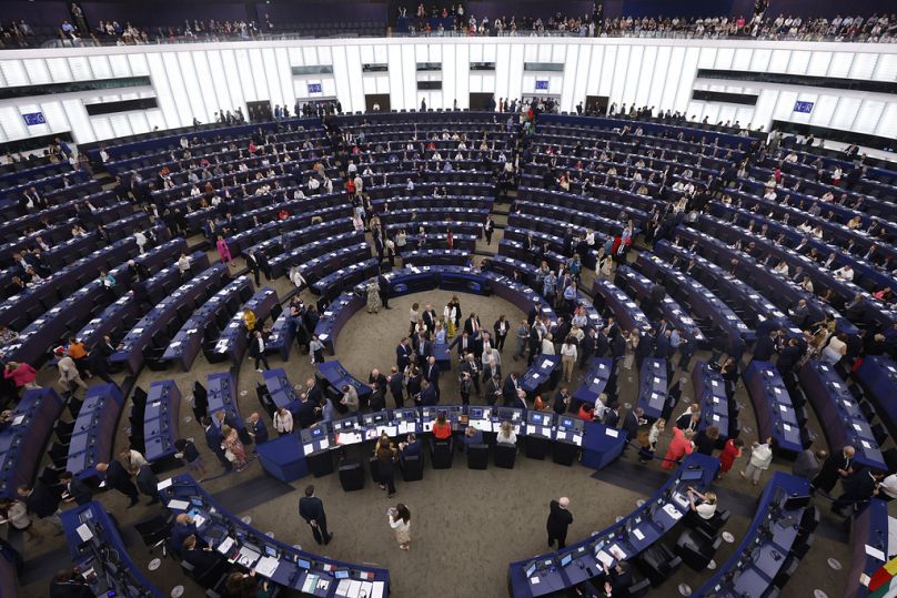 Les députés européens entrent dans la salle plénière alors qu'ils se préparent à voter au Parlement européen à Strasbourg, dans l'est de la France, le jeudi 18 juillet 2024.