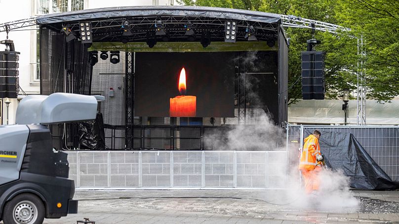 La scène du crime de l'attaque meurtrière de vendredi lors des célébrations du 650e anniversaire de la ville, est nettoyée tôt le matin par le personnel de nettoyage à Solingen, en Allemagne, le 26/8/2024