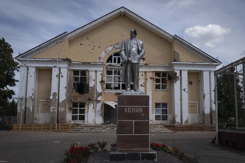 Un monument endommagé dédié au fondateur de l'Union soviétique Vladimir Lénine sur une place centrale de Soudja, le 16 août 2024